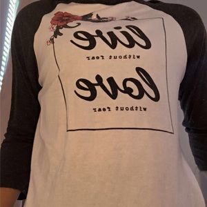 Quarter sleeve gray and white top with flowers